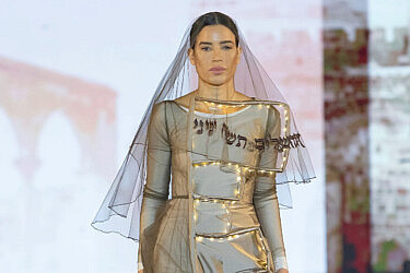 נטלי דדון בתצוגה של אלקי כץ, שבוע האופנה ישראל קנדה תל אביב 2025 | צילום: ענבל מרמרי