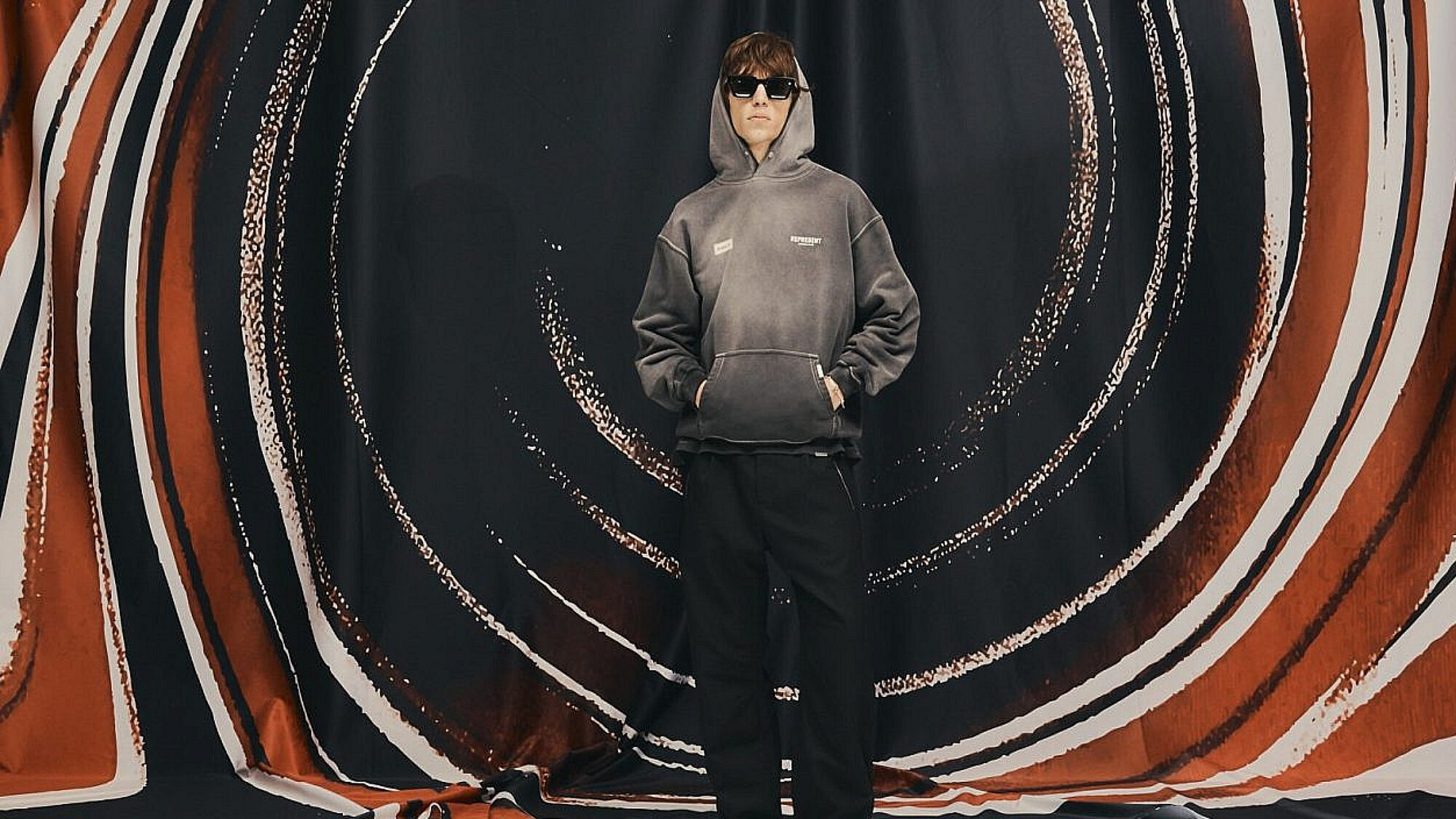 REPRESENT. סוויטשירט 949 ש"ח | צילום: יח"צ REPRESENT. סוויטשירט 949 ש"ח | צילום: יח"צ