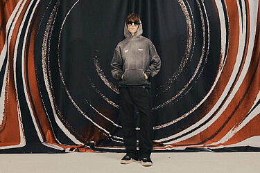 REPRESENT. סוויטשירט 949 ש"ח | צילום: יח"צ