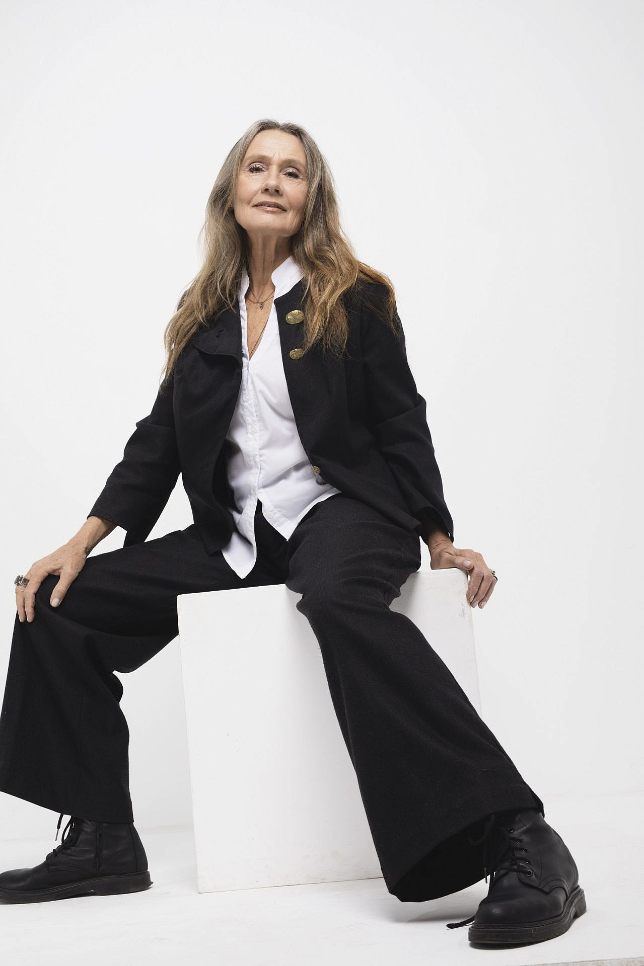 מעצבת תכשיטים בת 67 שהתחילה לדגמן. הדוגמנית מוניקה יצחקי | צילום: ג'וד מוסקוביץ