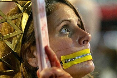 פעלה ויצרה בעיניים פקוחות ובפה חתום ברוכסן. הילה גלילי | צילום: אמיר גניסלב