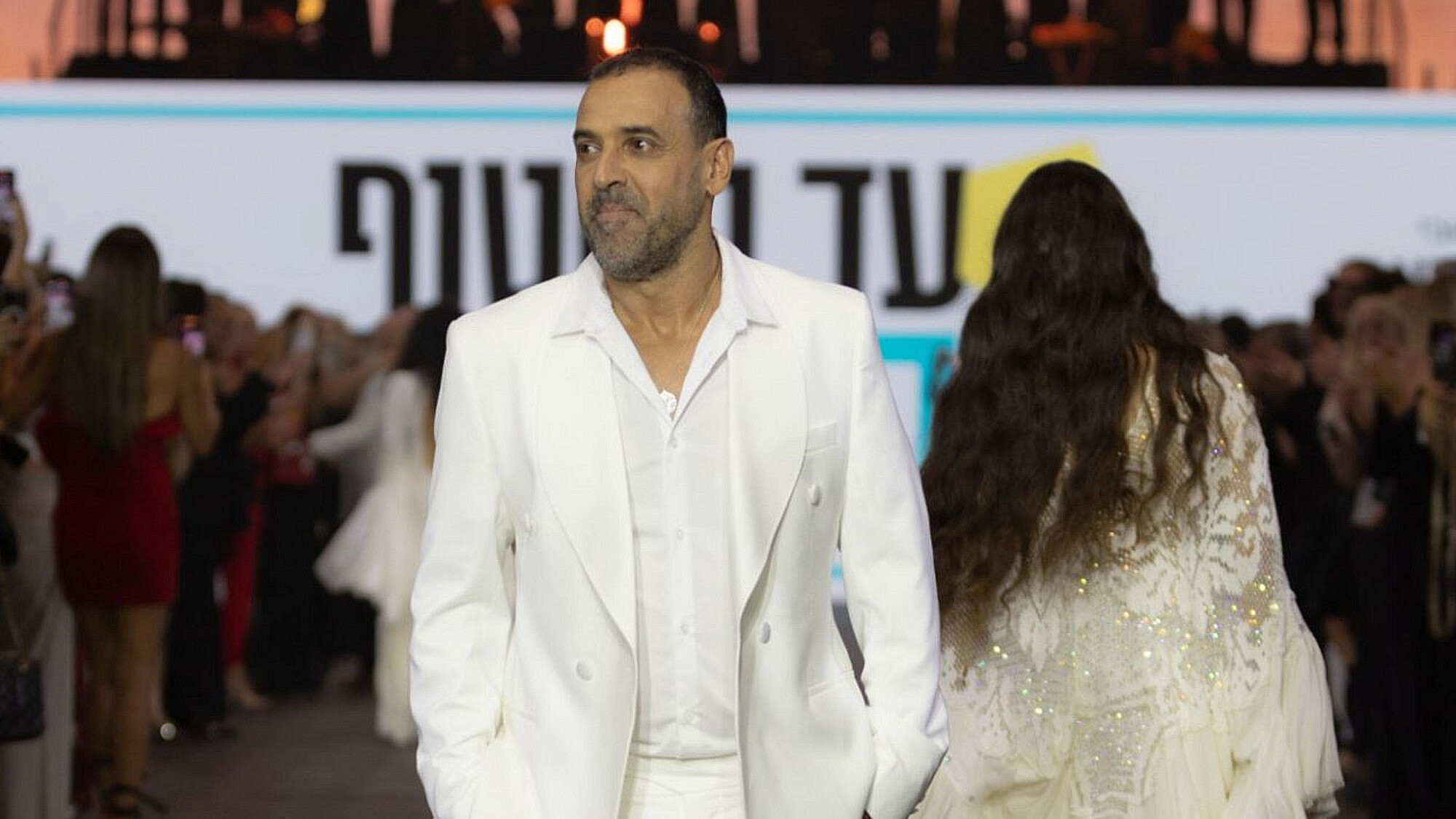 שורד השבי אלי שרעבי על המסלול בשבוע האופנה ישראל קנדה תל אביב 2025 | צילום: עומרי רוזנגרט