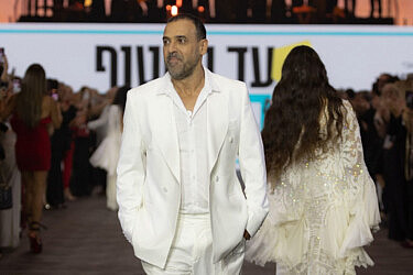 שורד השבי אלי שרעבי על המסלול בשבוע האופנה ישראל קנדה תל אביב 2025 | צילום: עומרי רוזנגרט