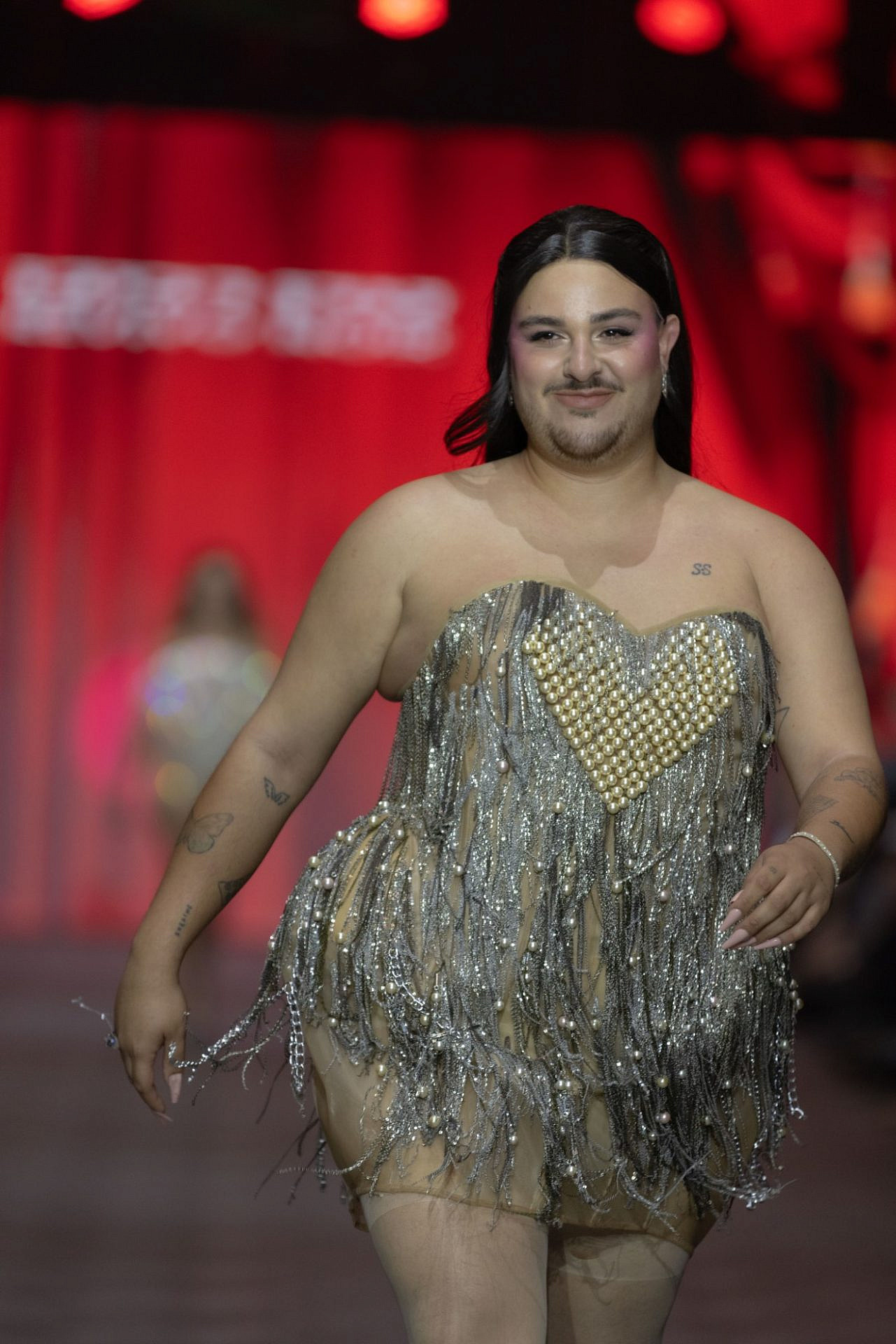 עדן דניאל גבאי לובש דגם של אור יניב בתצוגת הלבבות, בערב הגאלה של שבוע האופנה ישראל קנדה תל אביב 2025 | צילום: עומרי רוזנגרט