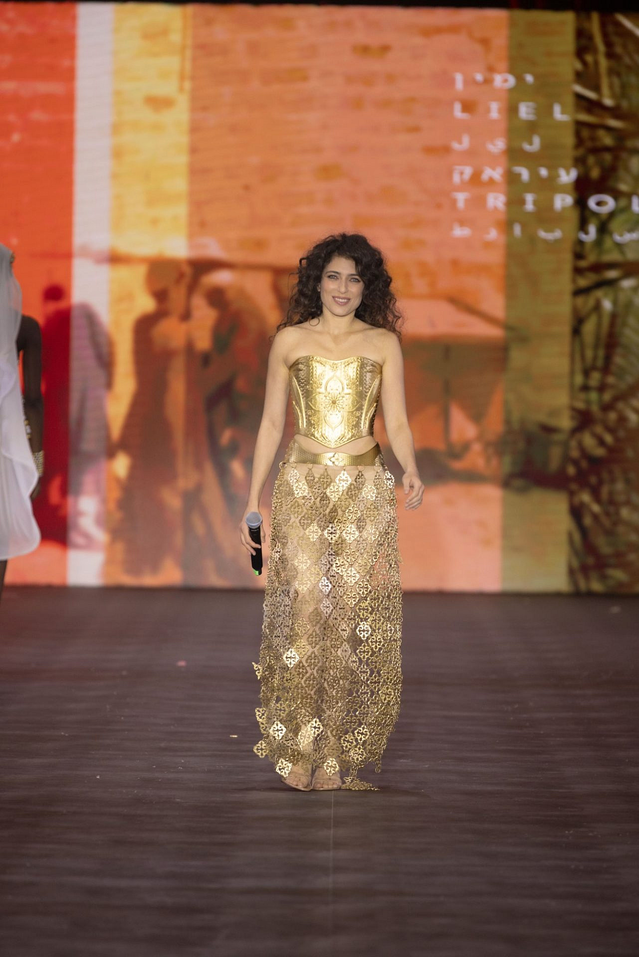 רוני דלומי בדגם של ליאל ימין בתצוגת הלבבות, בערב הגאלה של שבוע האופנה ישראל קנדה תל אביב 2025 | צילום: עומרי רוזנגרט