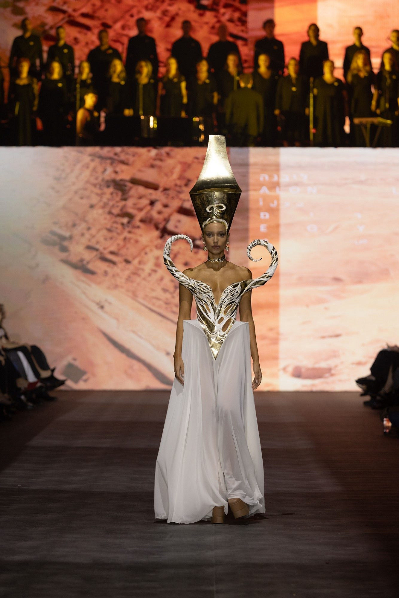 נטע אלחמיסטר בדגם של אלון ליבנה, ערב הגאלה של שבוע האופנה ישראל קנדה תל אביב 2025 | צילום: עומרי רוזנגרט