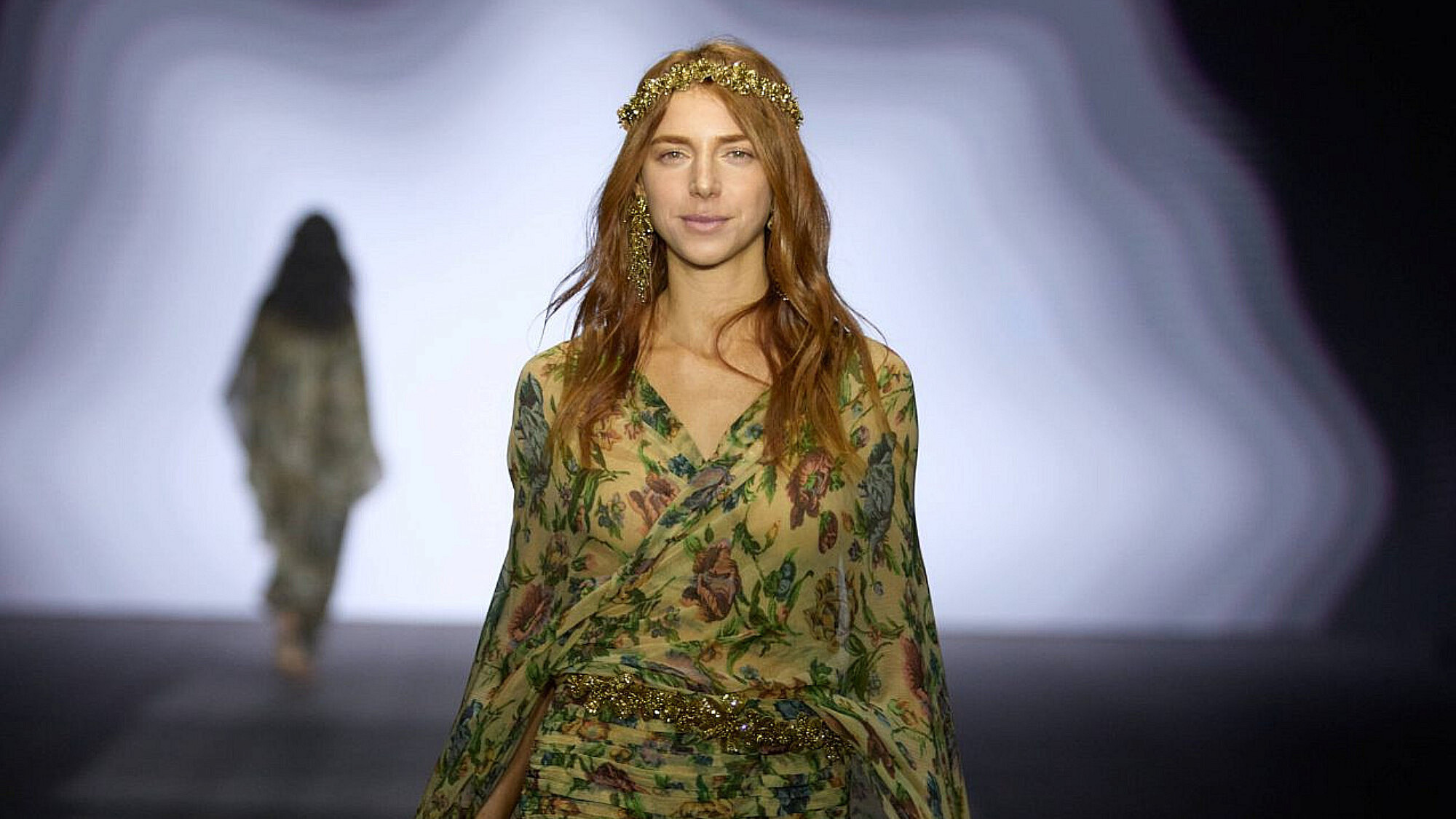 מאיה ורטהיימר בתצוגה של קובי הלפרין, שבוע אופנה ישראל קנדה תל אביב 2025 | צילום: עומרי רוזנגרט