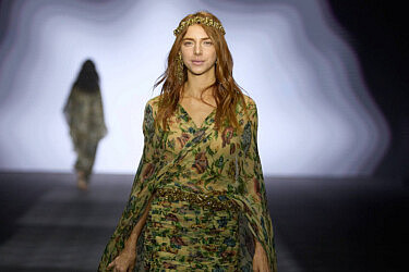 מאיה ורטהיימר בתצוגה של קובי הלפרין, שבוע אופנה ישראל קנדה תל אביב 2025 | צילום: עומרי רוזנגרט