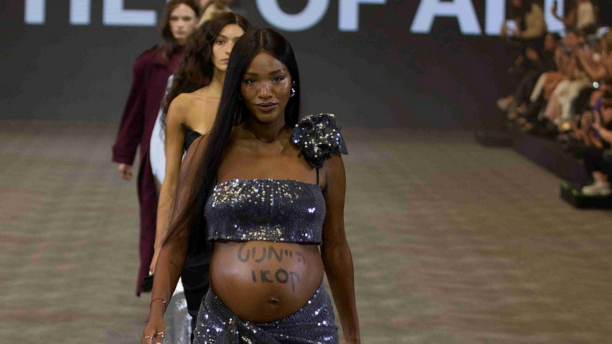 טיטי איינאו בתצוגה של Mother Of All בשבוע האופנה ישראל קנדה תל אביב 2025 | צילום: עומרי רוזנגרט