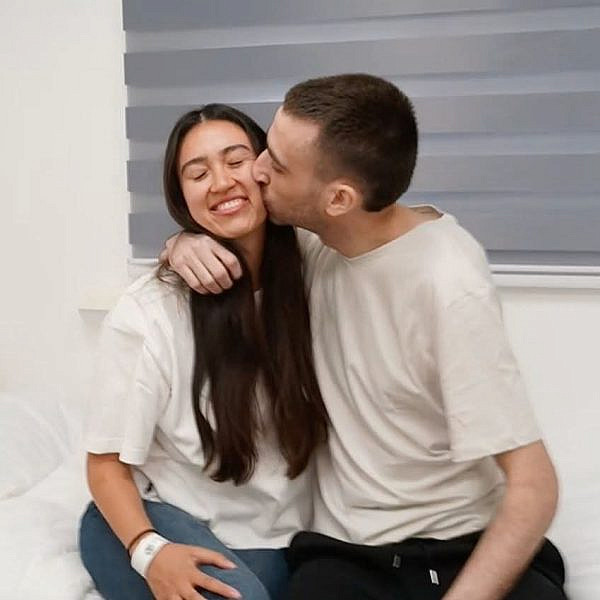 נועה ארגמני ואבינתן אור ברגע האיחוד, שנתיים אחרי שנחטפו והופרדו | צילום: דובר צה"ל