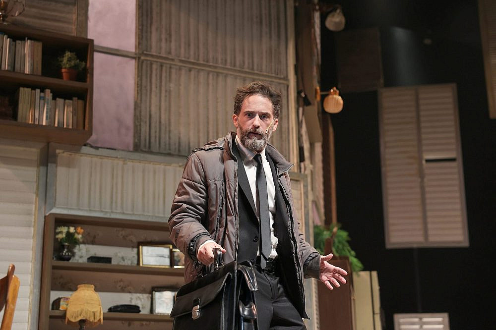 תום אבני בהצגה &quot;החולה ההודי&quot; | צילום: אור גפן