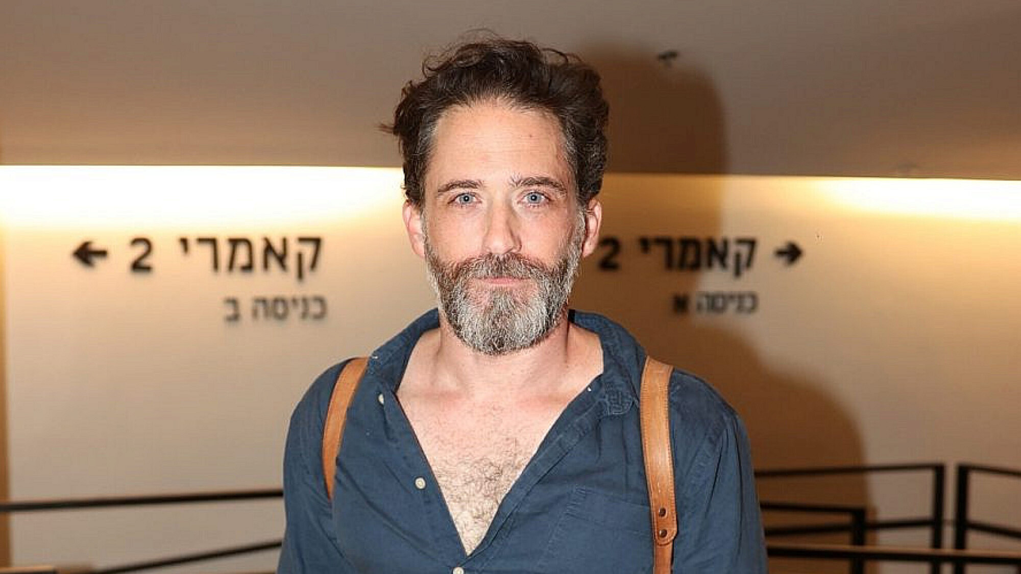 כשהמציאות מסתנכרנת עם העלילה. תום אבני בפרימיירה להצגה "החולה ההודי" | צילום: אור גפן