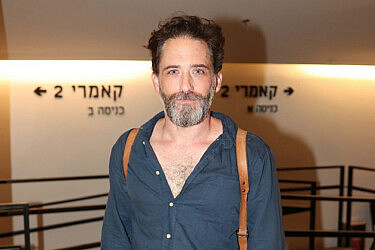 כשהמציאות מסתנכרנת עם העלילה. תום אבני בפרימיירה להצגה "החולה ההודי" | צילום: אור גפן