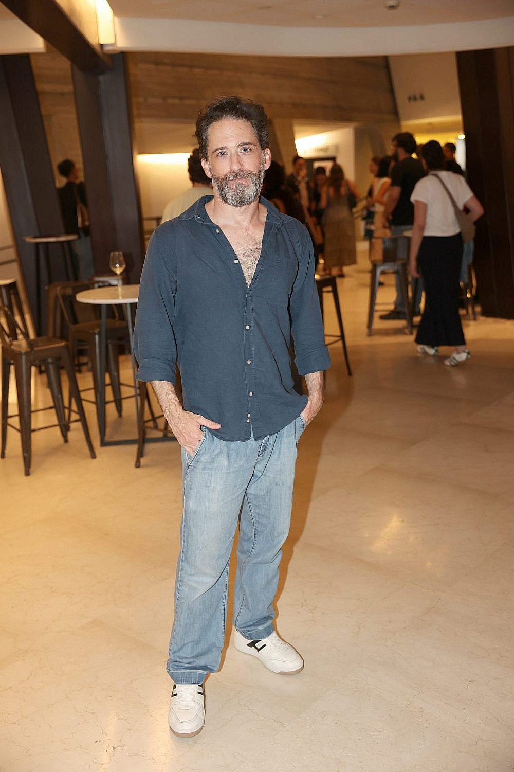 תום אבני בפרימיירה להצגה &quot;החולה ההודי&quot; | צילום: אור גפן