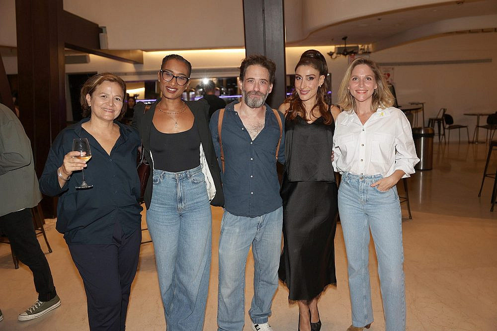 תום אבני והקאסט בפרימיירה להצגה &quot;החולה ההודי&quot; | צילום: אור גפן