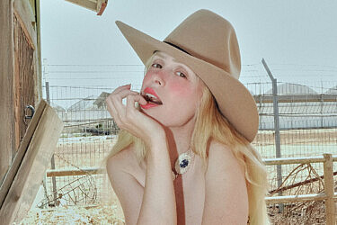 הפקת חוות החופש של פטיט מלר. כובע: Chaplin’s hat, סטיילינג: טטיאנה מירושניקובה, מפיקה: רג׳ינה פטרנקו | צילום: נדין בראודה