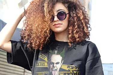 טי מרקט 2025. טי שירט של חולצא | צילום: נועם אזולאי