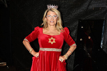 שרון אדם בשבוע האופנה ישראל קנדה תל אביב 2025, לובשת דגם של המעצב שלומי דדון | צילום: אור גפן