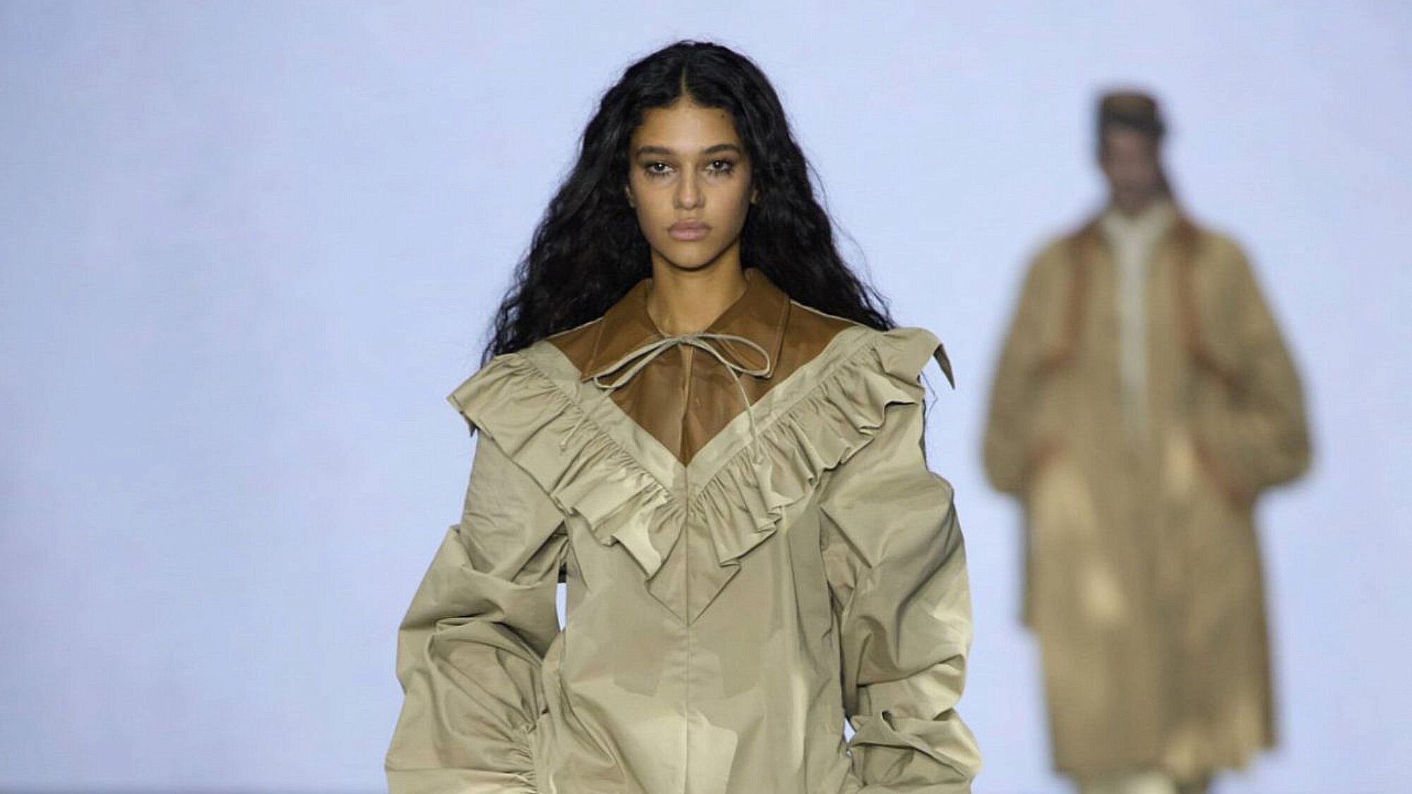 התצוגה של אהרון גניש, שבוע האופנה ישראל קנדה תל אביב 2025 | צילום: עומרי רוזנגרט