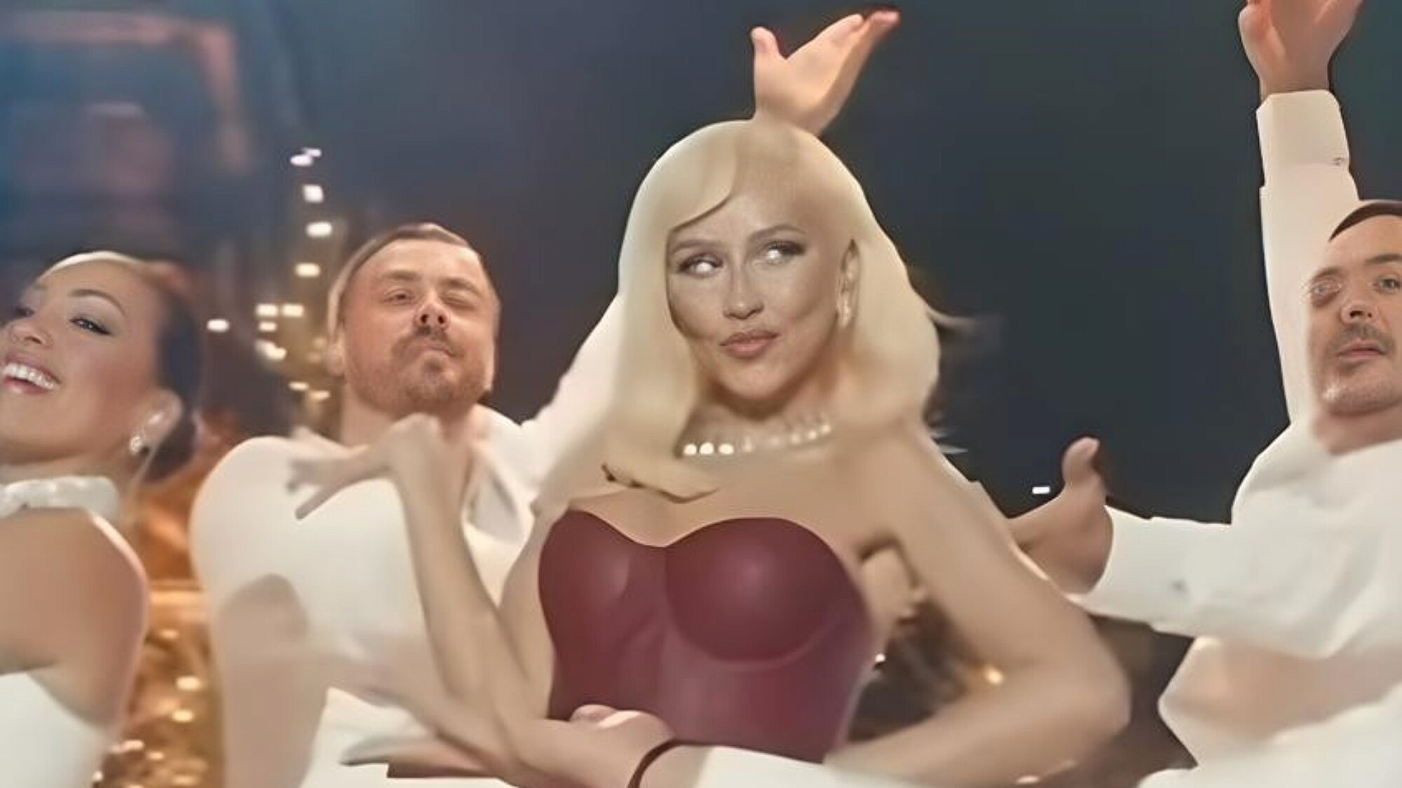 Christina Aguilera: Christmas in Paris. הדגם של המעצבת הישראלית אריאל ברקה  | צילום: יח"צ