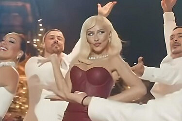 Christina Aguilera: Christmas in Paris. הדגם של המעצבת הישראלית אריאל ברקה  | צילום: יח"צ