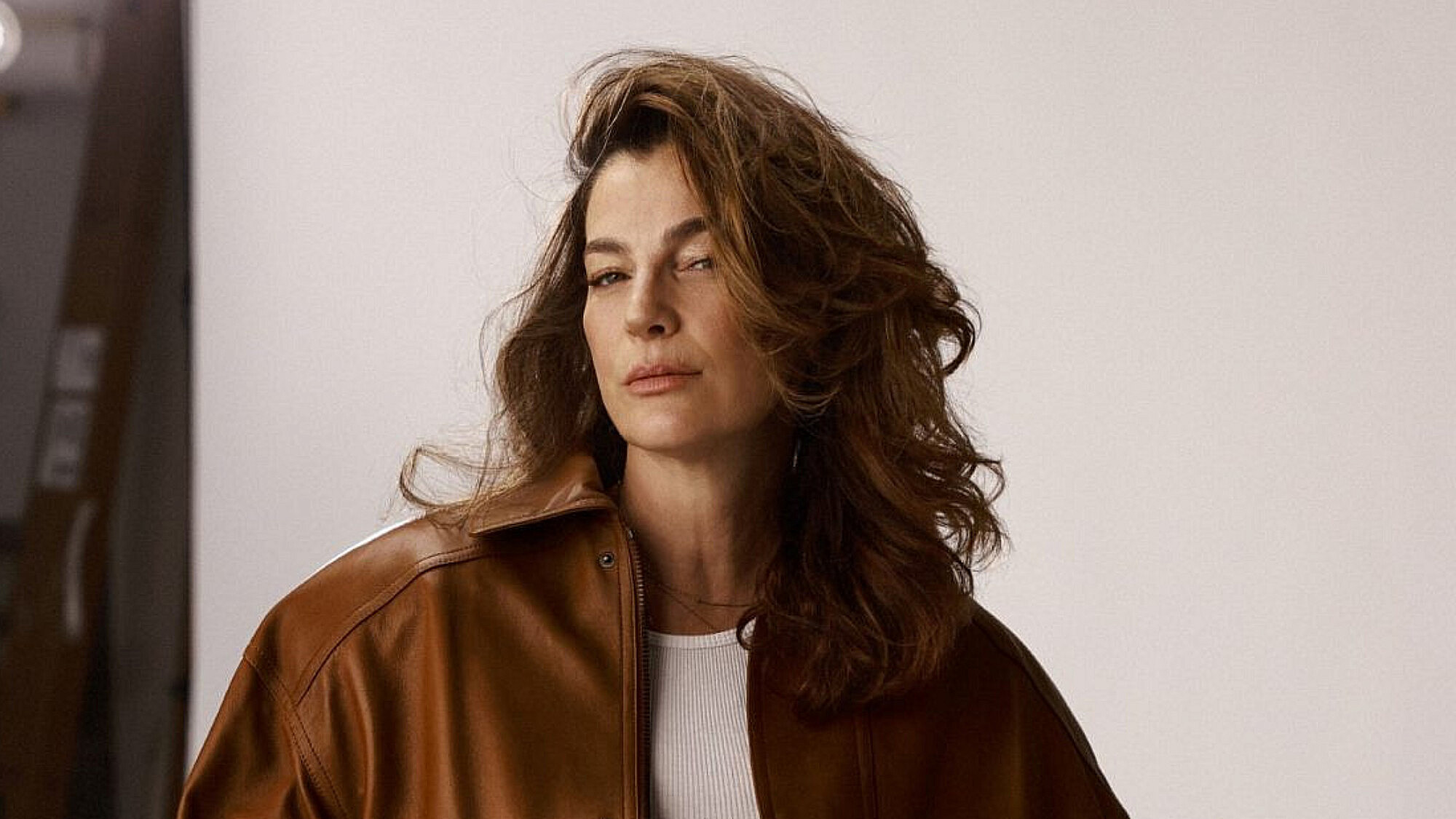 איילת זורר בהפקת אופנה לקולקציית חורף 2025 של פקטורי 54 | צילום: טל עבודי איילת זורר בהפקת אופנה לקולקציית חורף 2025 של פקטורי 54 | צילום: טל עבודי