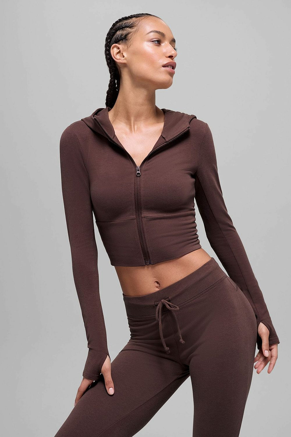 ALO YOGA. טופ 350 ש&quot;ח (במקום 500 ש&quot;ח), מכנסיים 315 ש&quot;ח (במקום 450 ש&quot;ח) | צילום: יח&quot;צ