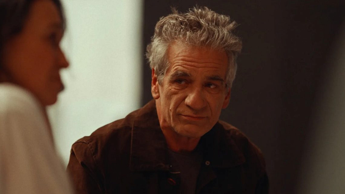 אלון אבוטבול ז"ל, מתוך "יקומות" | צילום: רומן לינסקי, באדיבות כאן 11 / יסמין טי.וי