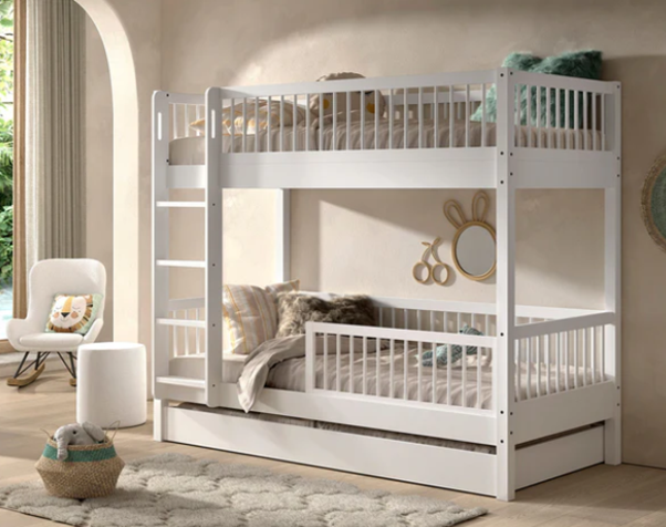 מיטת קומותיים פורסט בוק מעץ מלא עם מיטת חבר | &quot;הומאז' דיזיין&quot; | צילום: יח&quot;צ