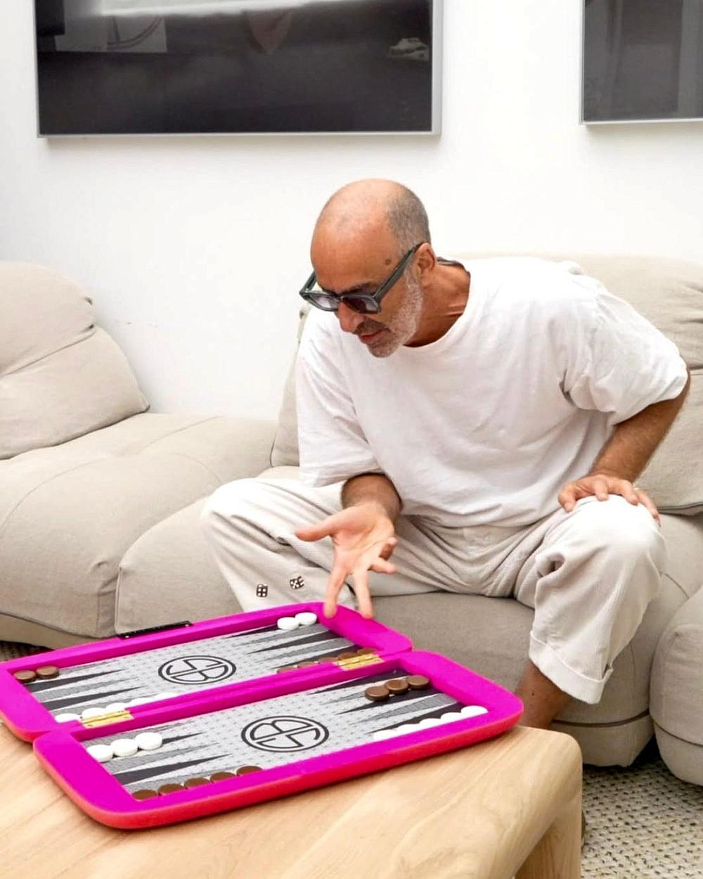 אריק בן שמחון משחק שש בש בעיצובו. צילום: ליגיאה קיט