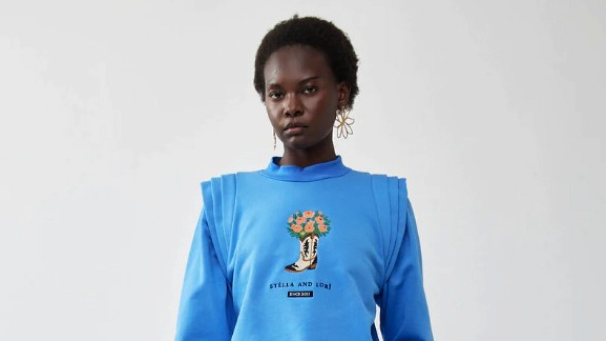 סטלה ולורי. סווטשירט 690 ש"ח, מכנסיים 590 ש"ח | צילום: ליאור קסון