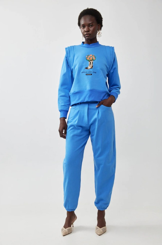 סטלה ולורי. סווטשירט 690 ש"ח, מכנסיים 590 ש"ח | צילום: ליאור קסון