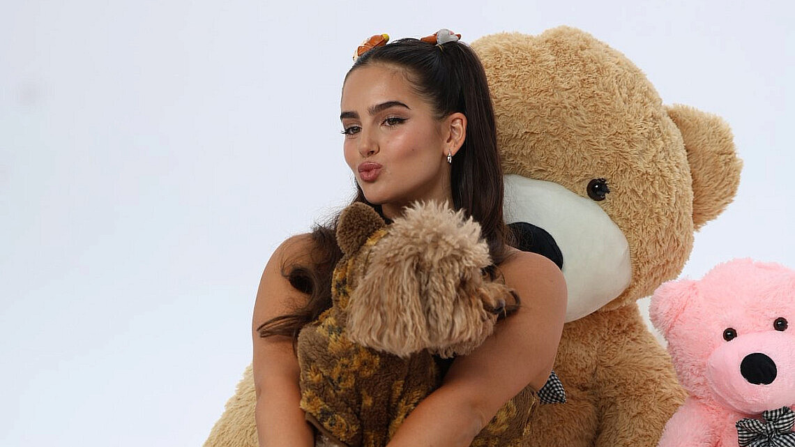 שלי פרץ על סט הצילומים לקמפיין של FIX | צילום: רפי דלויה