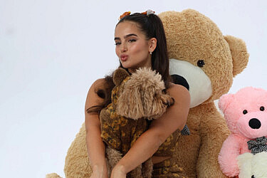 שלי פרץ על סט הצילומים לקמפיין של FIX | צילום: רפי דלויה