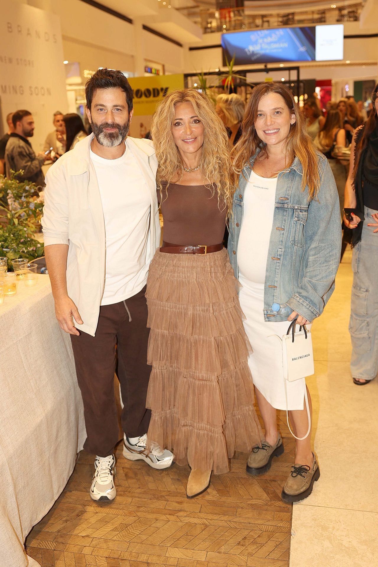 דנה פרידר ויהודה לוי עם אורנה אלוביץ' בהשקת הפופ-אפ של NOODY בקניון עופר רמת אביב | צילום: אור גפן