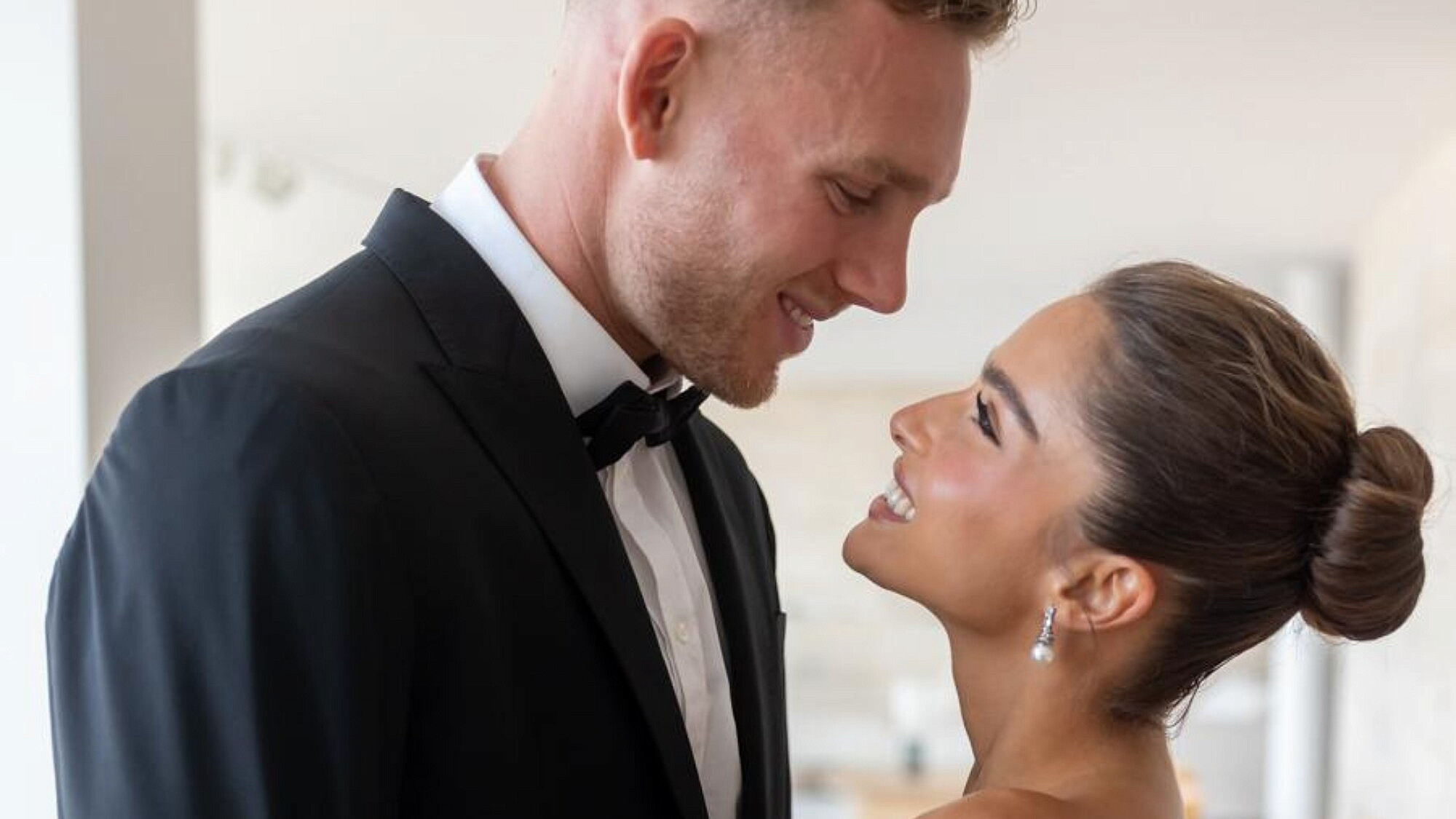 נועה קירל ודניאל פרץ חתן וכלה | צילום: ערן בארי