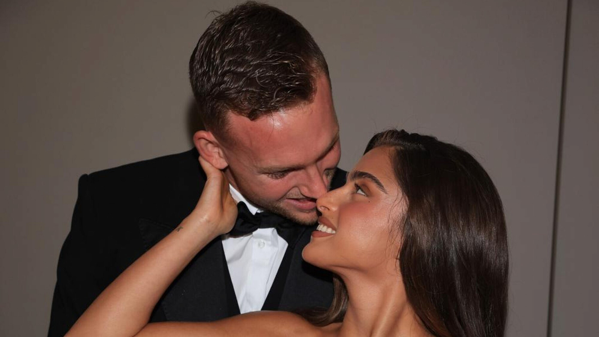 נועה קירל בשמלת כלה של ענבל דרור במסיבת החתונה שלה ושל דניאל פרץ | צילום: ערן בארי נועה קירל בשמלת כלה של ענבל דרור במסיבת החתונה שלה ושל דניאל פרץ | צילום: ערן בארי