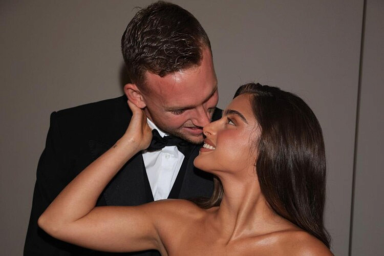 נועה קירל בשמלת כלה של ענבל דרור במסיבת החתונה שלה ושל דניאל פרץ | צילום: ערן בארי