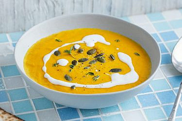 חיבוק חם בקערה, מרק כתום | צילום: Freepik