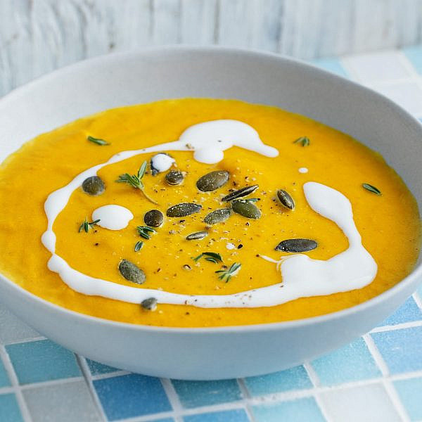 חיבוק חם בקערה, מרק כתום | צילום: Freepik