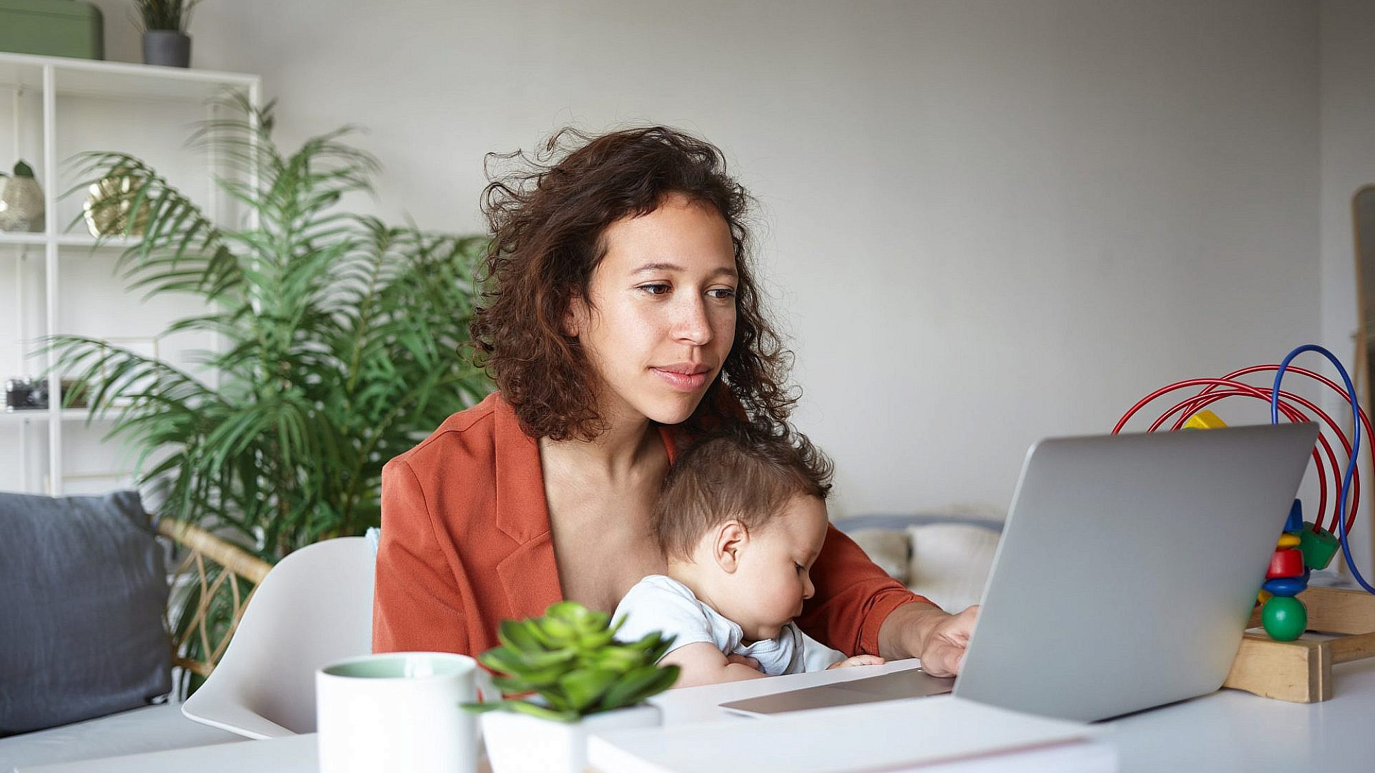 אימהות וקריירה | צילום: Freepik