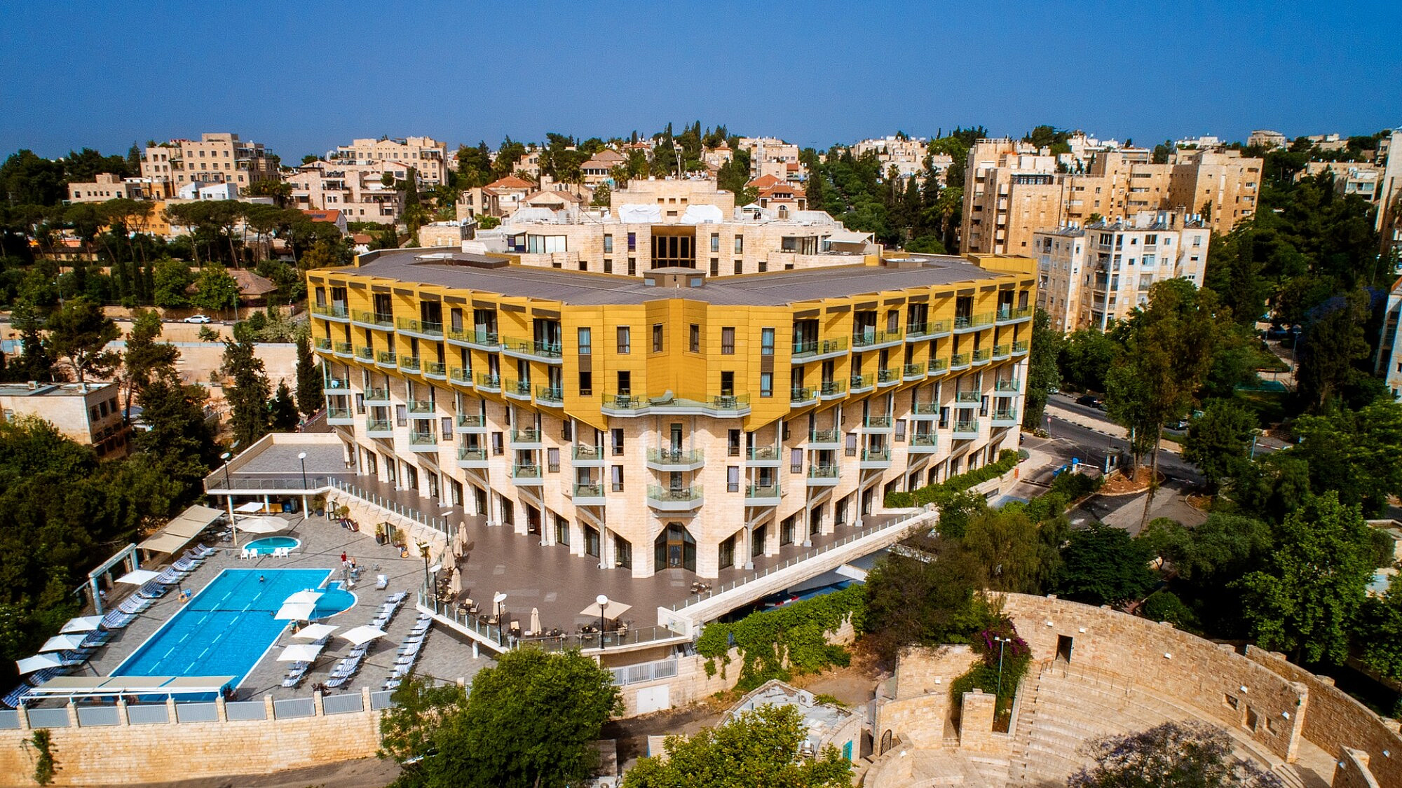 כל ההוז אנד שמוז בג'רוז. מלון ענבל | צילום: אבי רום