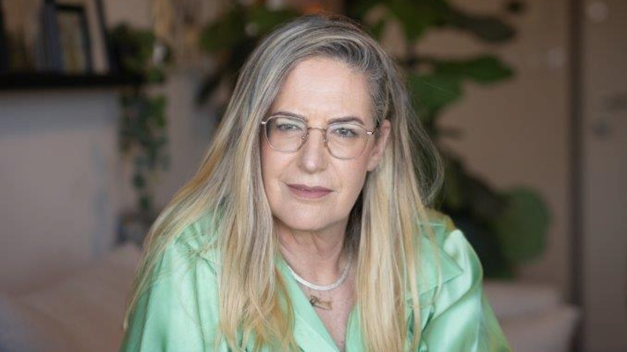 "הילדה המרצה שבתוכי עדיין רוצה לרצות, אבל היום היא כבר מקבלת יד מהאישה שהפכתי להיות". ד"ר מזי אבידוב (מזל) שאול | צילום: ליאור רונן "הילדה המרצה שבתוכי עדיין רוצה לרצות, אבל היום היא כבר מקבלת יד מהאישה שהפכתי להיות". ד"ר מזי אבידוב (מזל) שאול | צילום: ליאור רונן