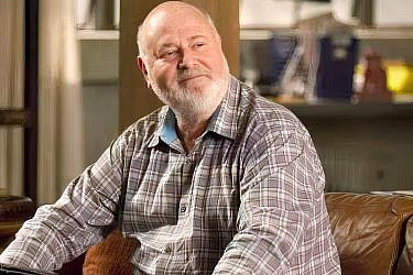 הוליווד בהלם, וגם אנחנו. רוב ריינר באחד מתפקידיו האחרונים ב"הנערה החדשה" | צילום מסך