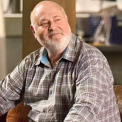 הוליווד בהלם, וגם אנחנו. רוב ריינר באחד מתפקידיו האחרונים ב"הנערה החדשה" | צילום מסך