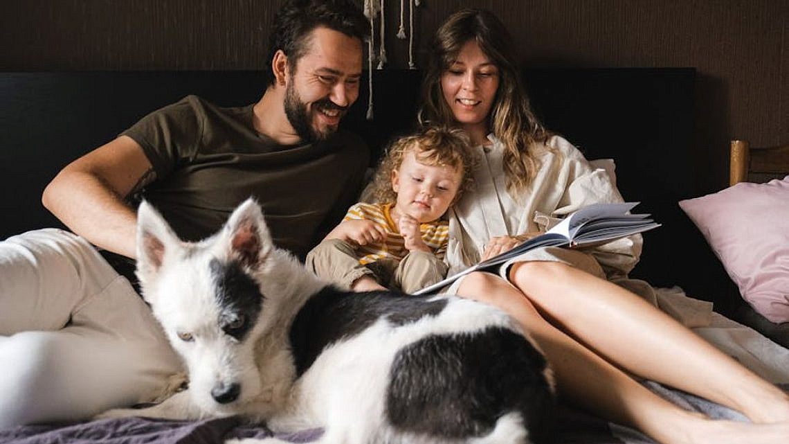 הורים עם ילדים וכלב. צילום: Anna Shvets באתר PEXELS