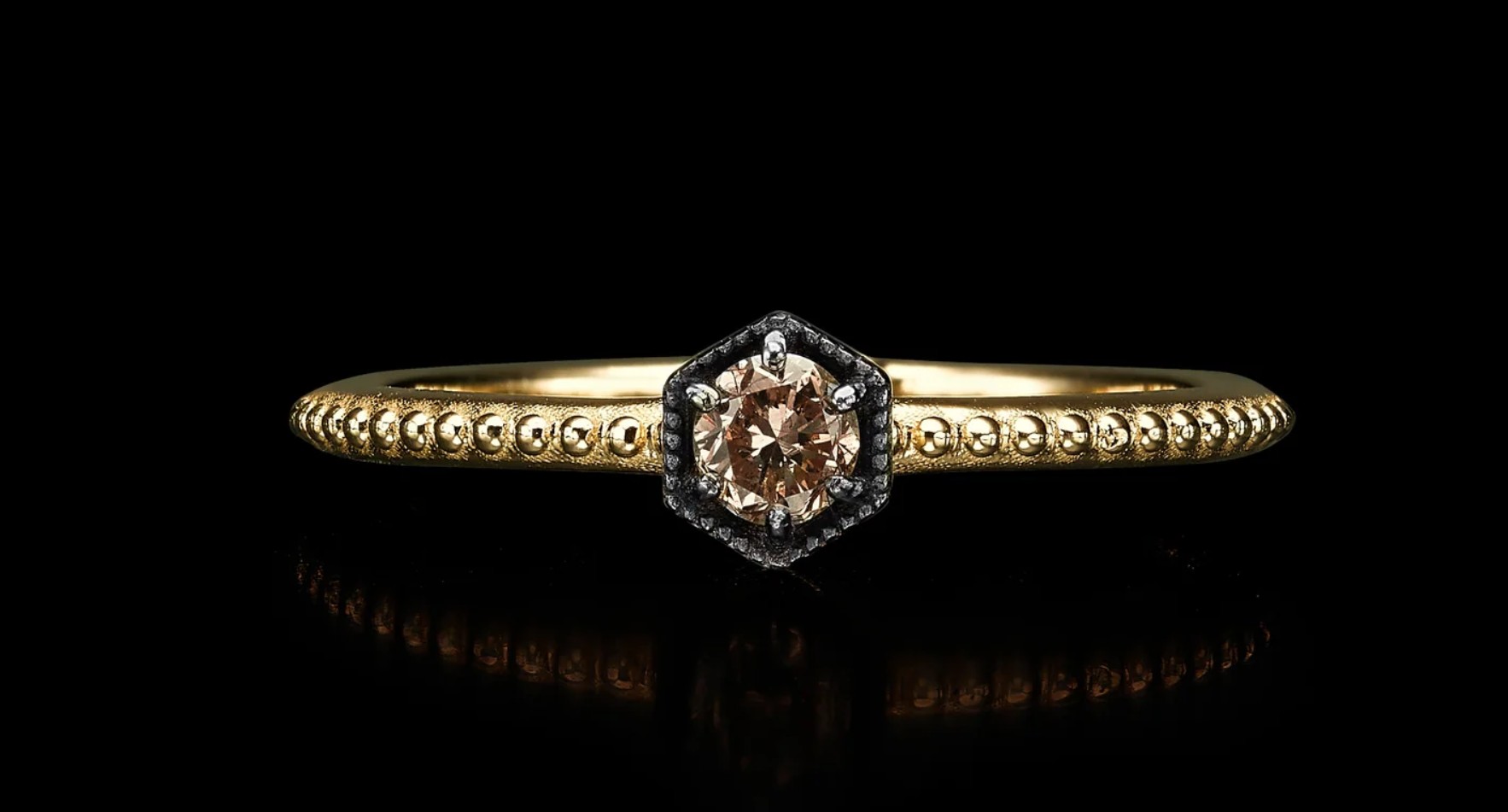 טבעת זהב 14k עם יהלום חום של בז אנד לוטרה, 2,200 ש"ח | צילום: אתר רשמי