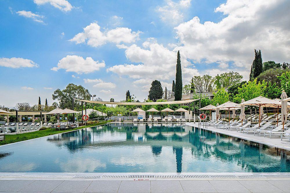 הבריכה החיצונית. מלון איילה | צילום: סטודיו פלד