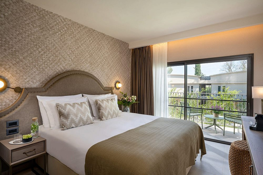 חדר ריזורט. מלון איילה | צילום: איה בן עזרי