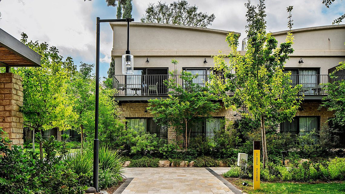 כל השבילים מובילים. מלון איילה | צילום: סטודיו פלד